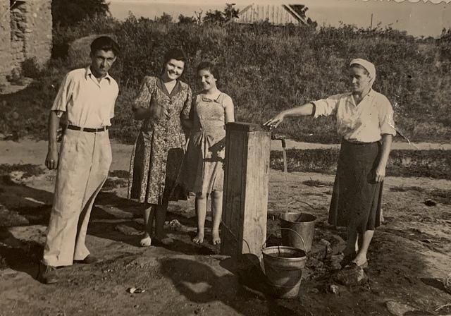 Zinovy Shoikhet on the left in Grusolovo