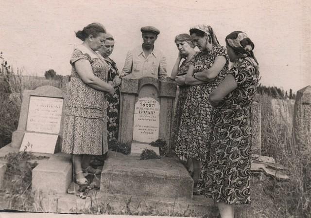 Ettle Leah Gurevich Komar, Roza Shatajko Komar, Nuta, Esther Komar, 2 nieces (Mara, Leah, Rosia Gurevich) of Ettle Leah at Avraham Shloima Komar's headstone, 1962