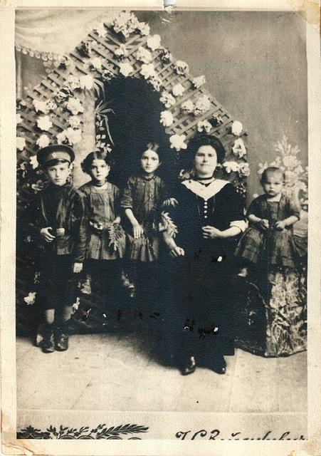 Fayga Balaban Weissbord & her children, Chana, Gitel, and Ruth about 1910.  See Notes.