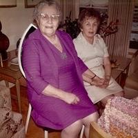 Mother and daughter, on the right is:  Lena / Pauline Nathan Steinlauf